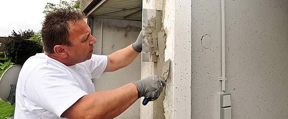 Betonschäden und Abplatzungen an der Garage