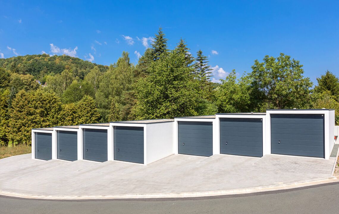 Doppelgarage in orange - passend zur Hausfarbe