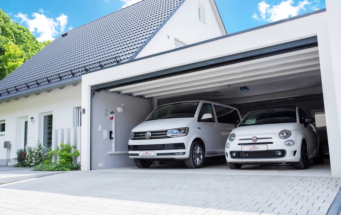 Platz für zwei Autos in der Garage