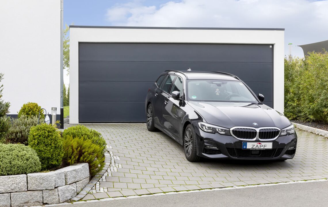 ZAPF Grossraumgarage mit stylischem Garagentor