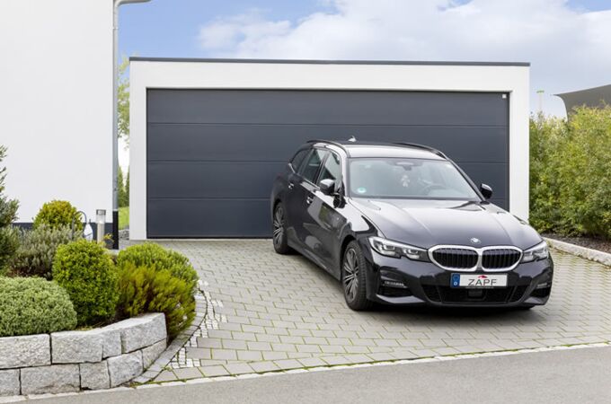 ZAPF Grossraumgarage mit stylischem Garagentor