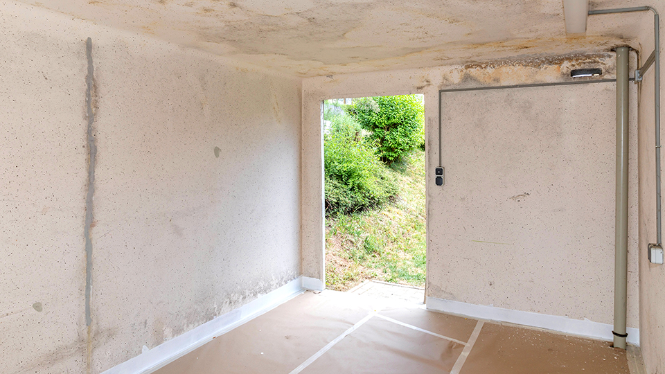 Feuchte Betonfertiggarage mit Schimmel und Bauschäden – Beispiel für sanierungsbedürftige Garage vor Abriss oder Erneuerung