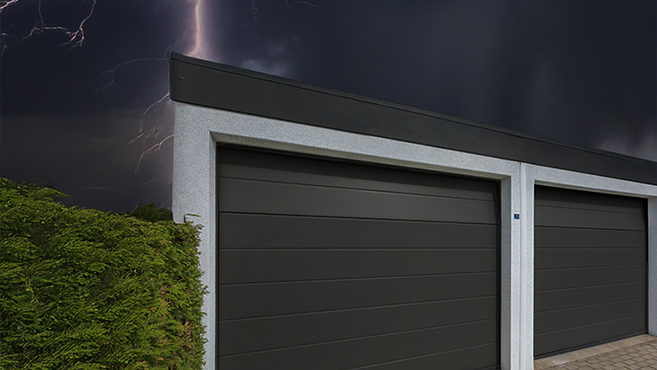 ZAPF Doppelgarage mit modernem Sektionaltor bei Gewitter – Symbol für wetterfeste Garagen gegen Starkregen und Unwetter